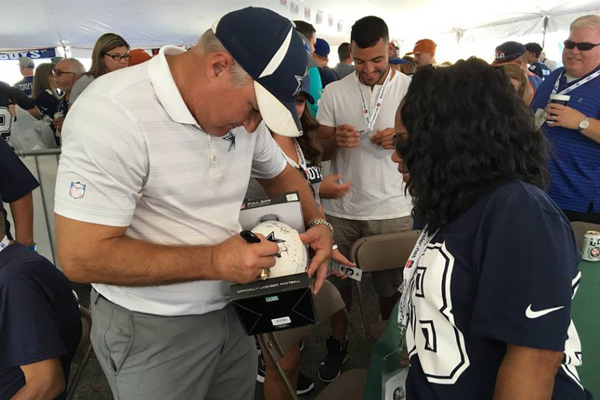 Fan getting autograph from Cowboys veteran Bill Bates at Sports Traveler Pre Game Party