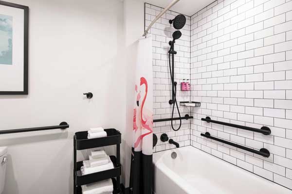 MoxyLouisville-bath-600x400