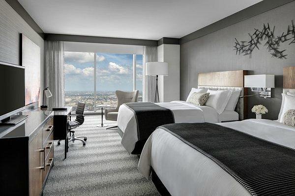 3 night Loews Downtown Chicago (2027)