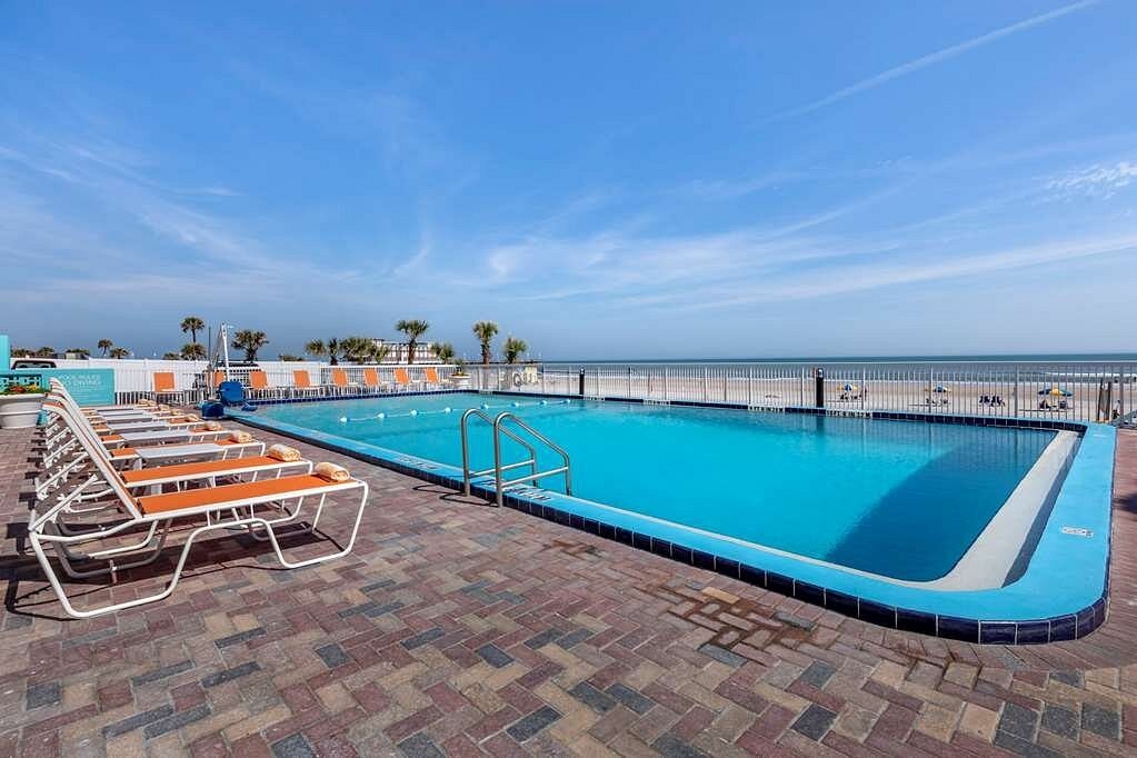Comfort Suites Daytona Beach Oceanfront Pool