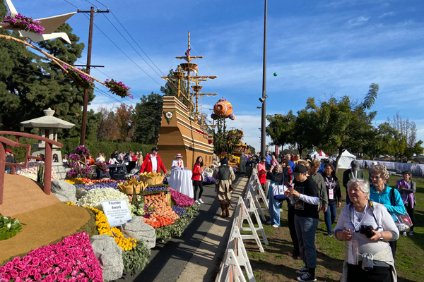 Crowds at the 2020 Rose Parade Showcase of Floats